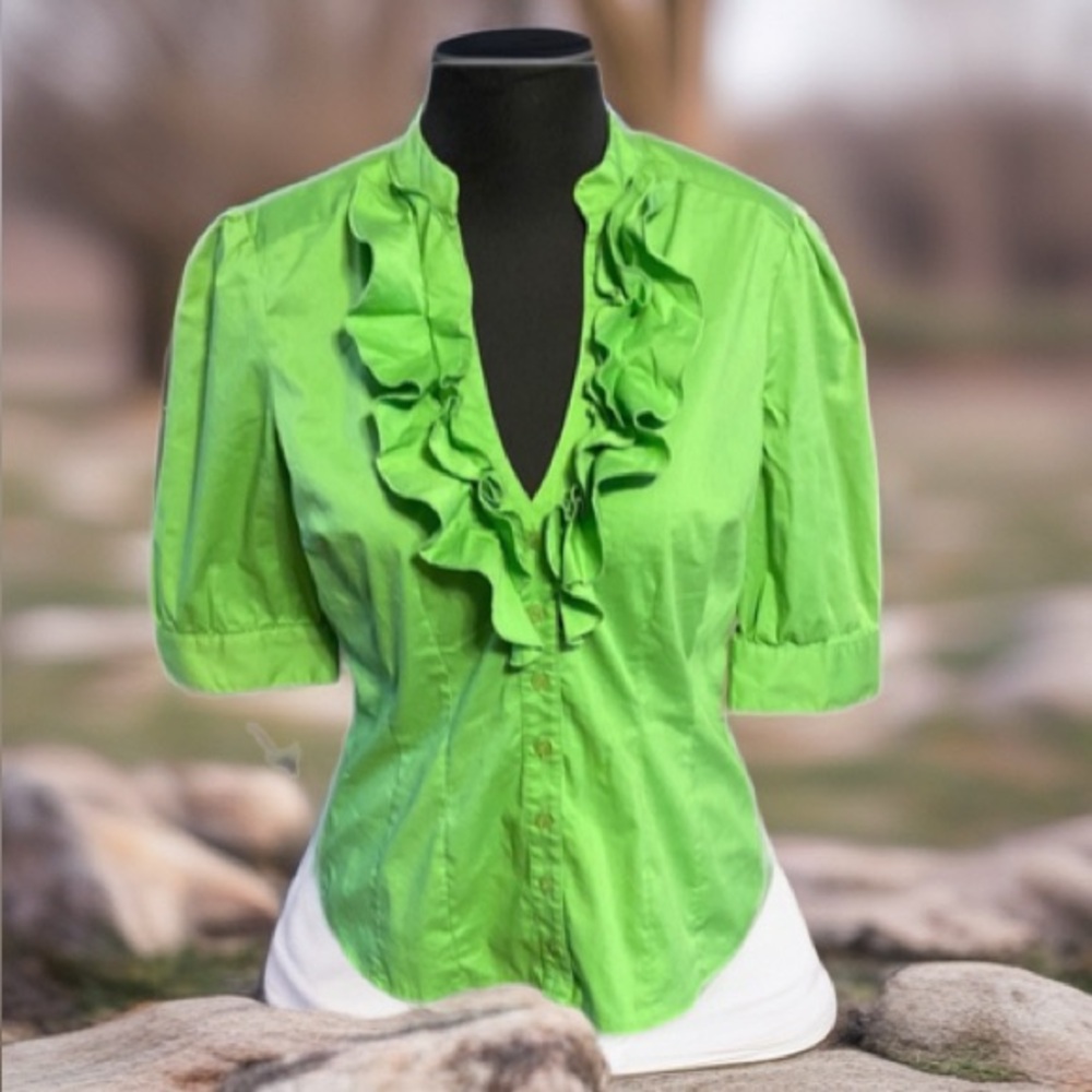 Bebe top vibrant Kelly green sz medium ruffles